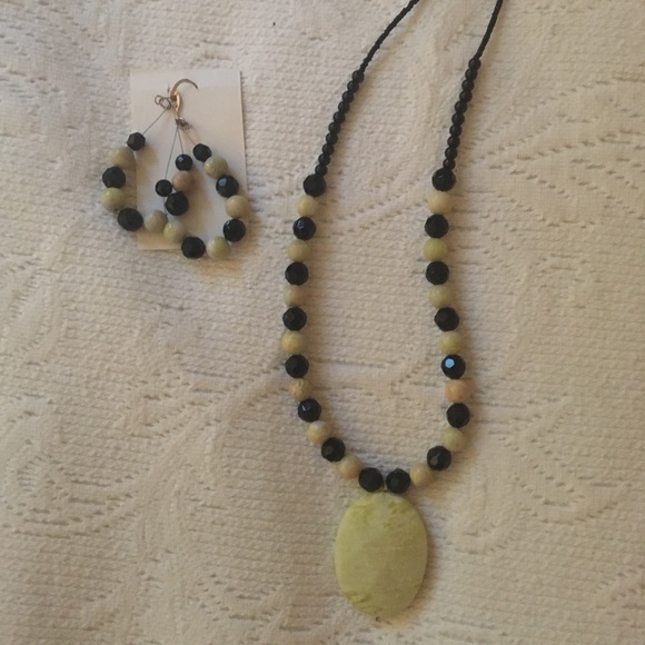 Necklace and earring set - Picture 1 of 3